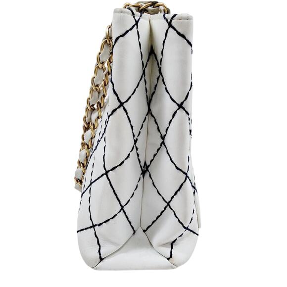 1861 Chanel White & Navy Blue Diamond Stitch Shoulder Tote - Picture 3 of 16
